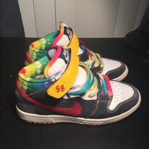 Nike sb dunks size 4 boys (women’s 5.5-6) w/ box.